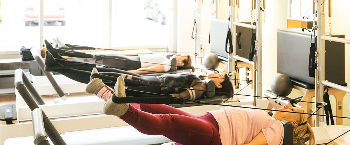 Kann man in jedem Alter mit Pilates anfangen? - Pilatesbee - Header Banner